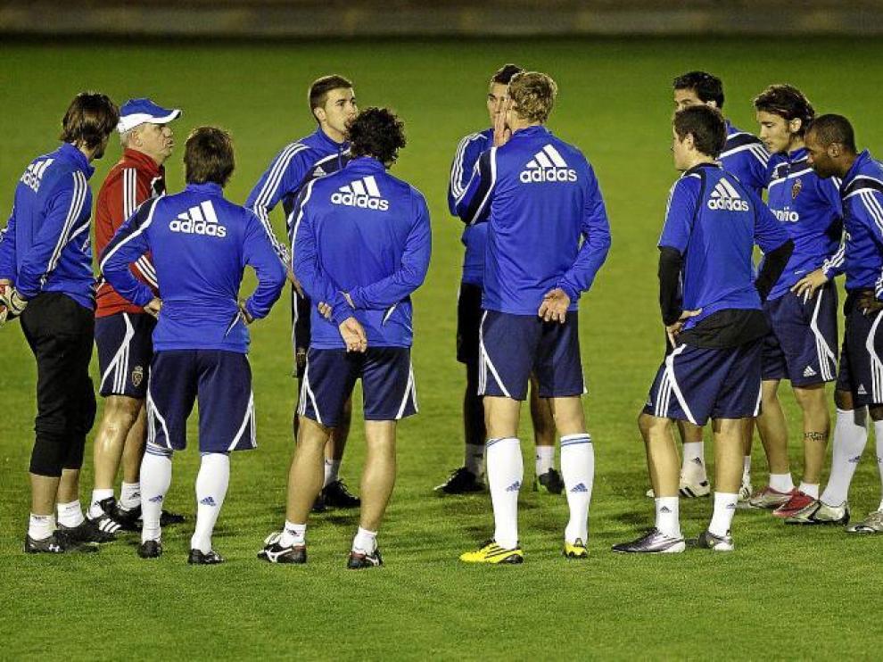 Momento en el que Aguirre separa a los once presumibles titulares de Getafe y charla con ellos antes del partidillo de entrenamiento.