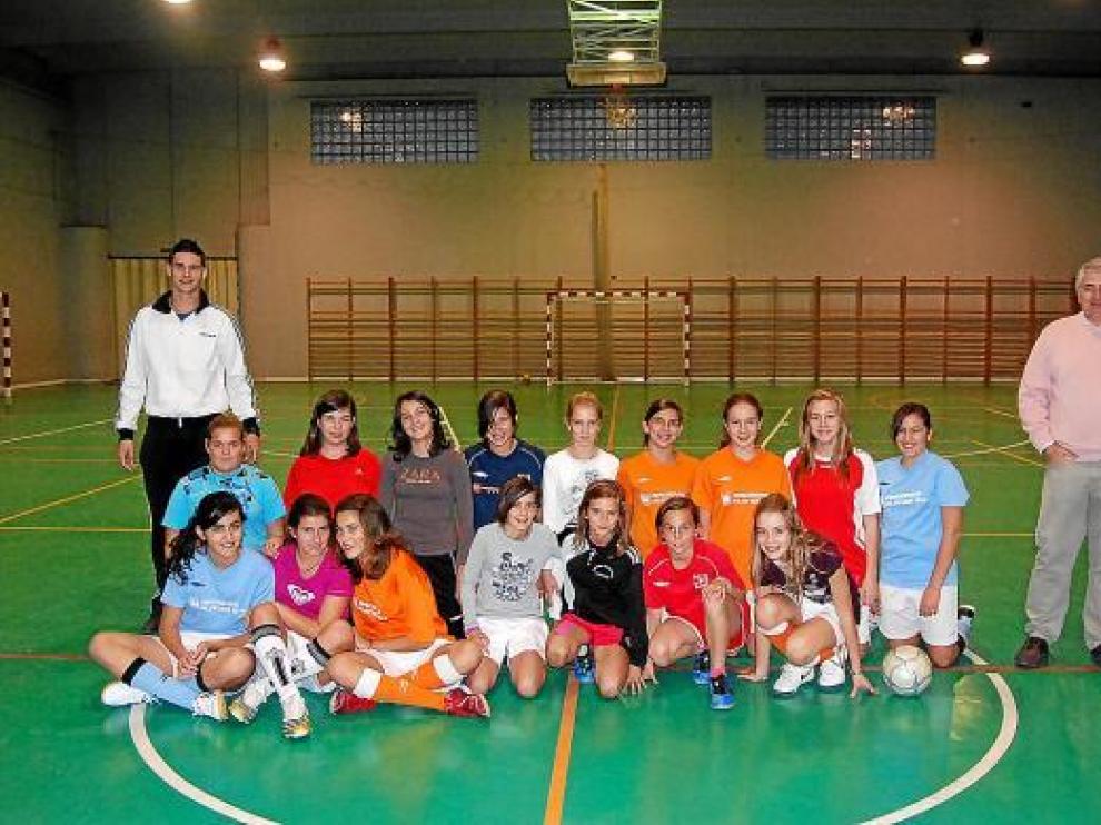 Enrique Barbanoj, de pie a la derecha, junto a algunas de las chicas que practican fútbol sala.