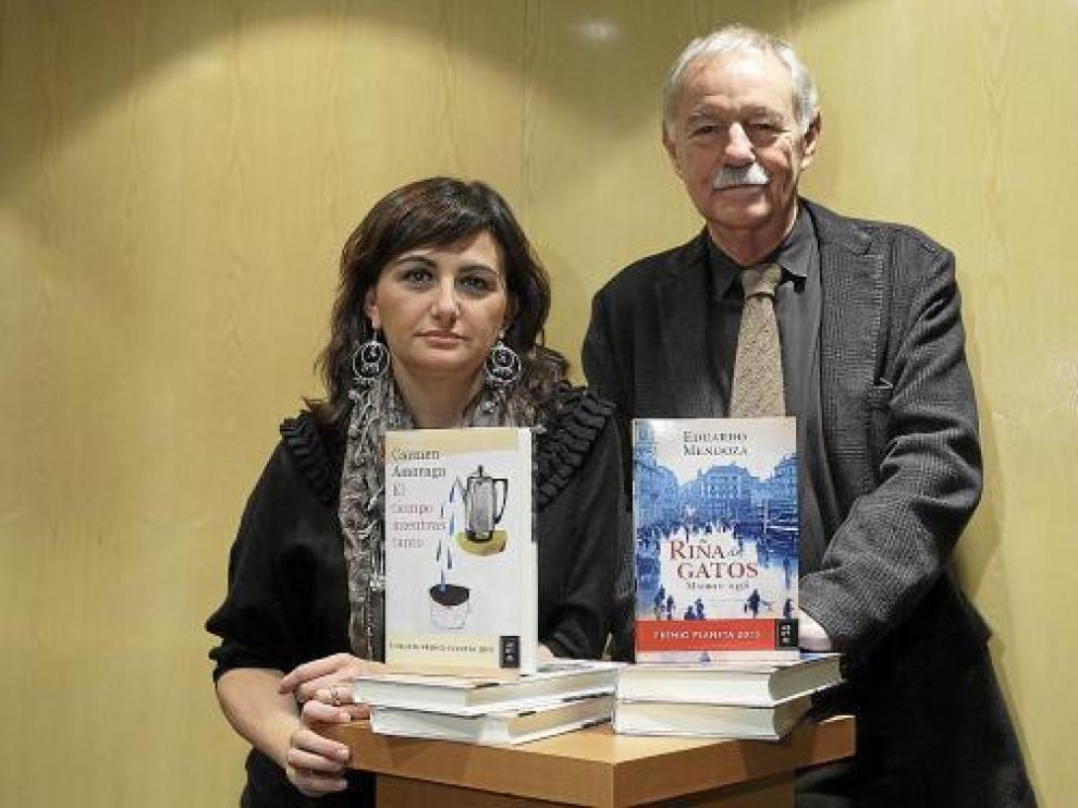 Carmen Amoraga y Eduardo Mendoza compartieron ayer presentación en Zaragoza.