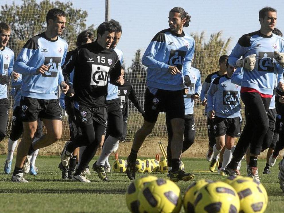 La plantilla del Huesca, durante un entrenamiento de esta semana en las instalaciones de la antigua ECA.