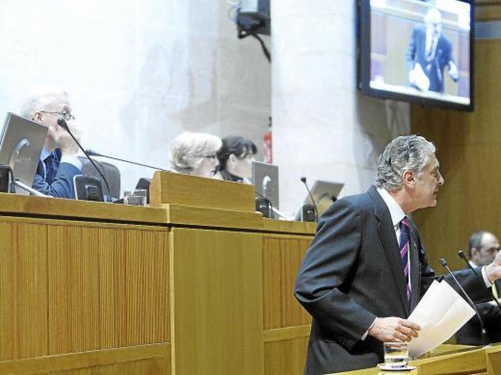 El diputado del PP Antonio Suárez, en su intervención, ayer, en las Cortes.