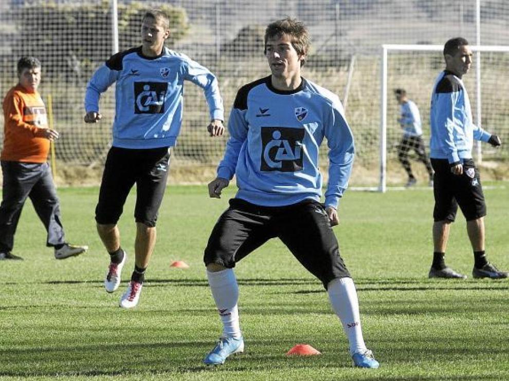 Óscar Vega, con Lukic y Gilvan detrás, ante la mirada de Onésimo, en un entrenamiento.