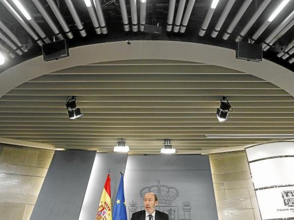 El portavoz del Gobierno, Pérez Rubalcaba, al anunciar ayer la ley tras el Consejo de Ministros.