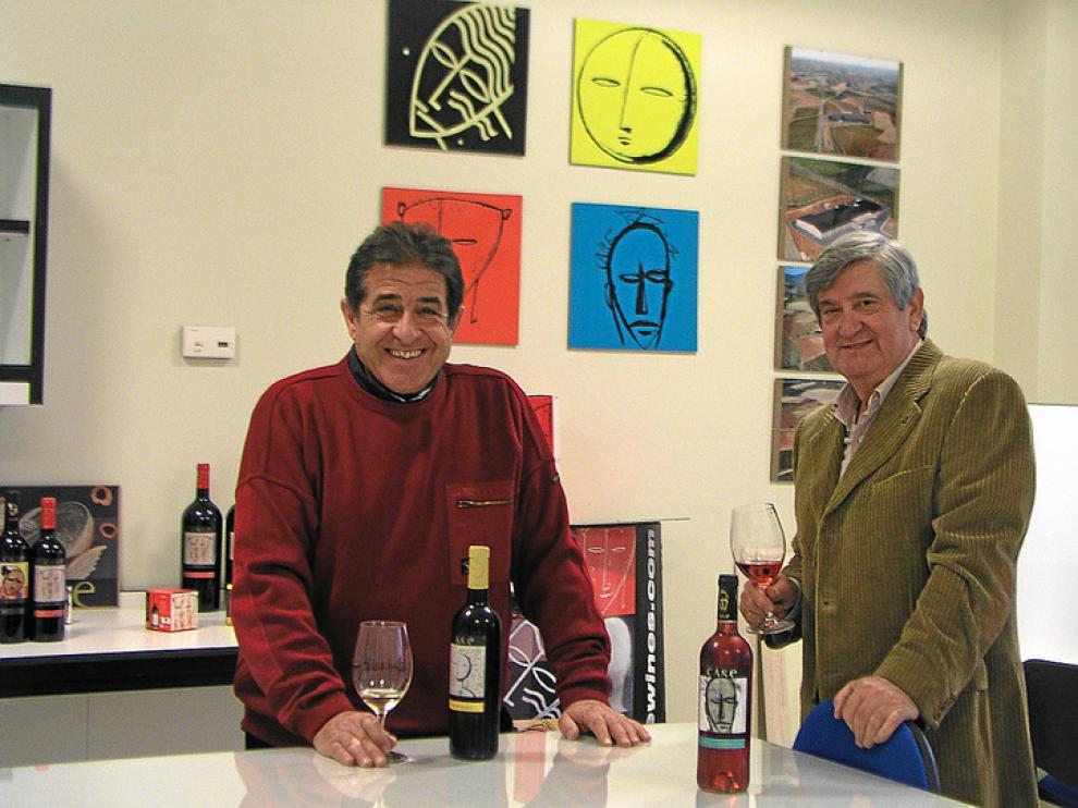 Jesús Navascués y Rafael Díaz, ayer, catando los nuevos vinos del año en Bodegas Care.
