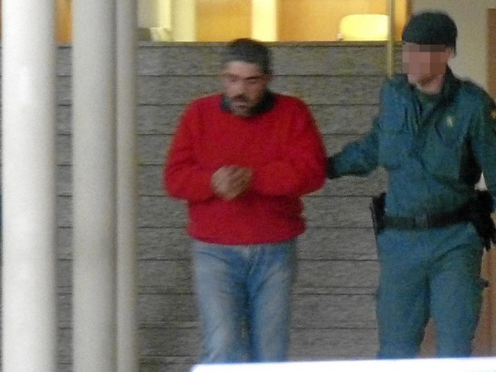 Carlos Muñoz López salió ayer esposado de los juzgados de Jaca, desde donde fue trasladado por la Guardia Civil a la cárcel de Zuera.