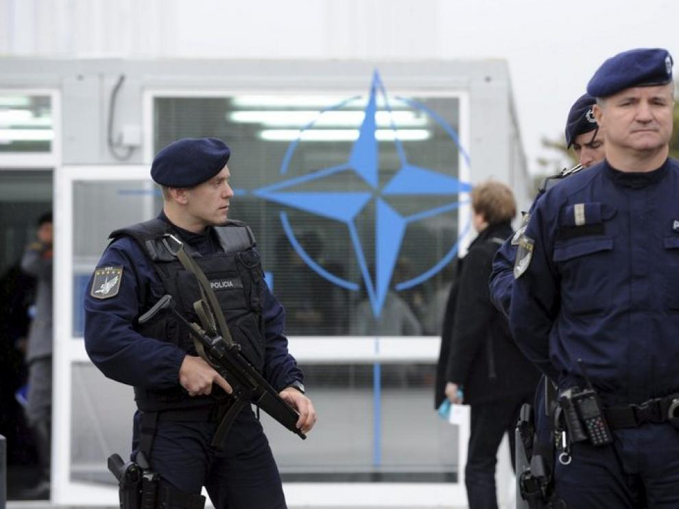 Miembros de seguridad de la OTAN vigilan la entrada a la sede de la cumbre, hoy en Lisboa