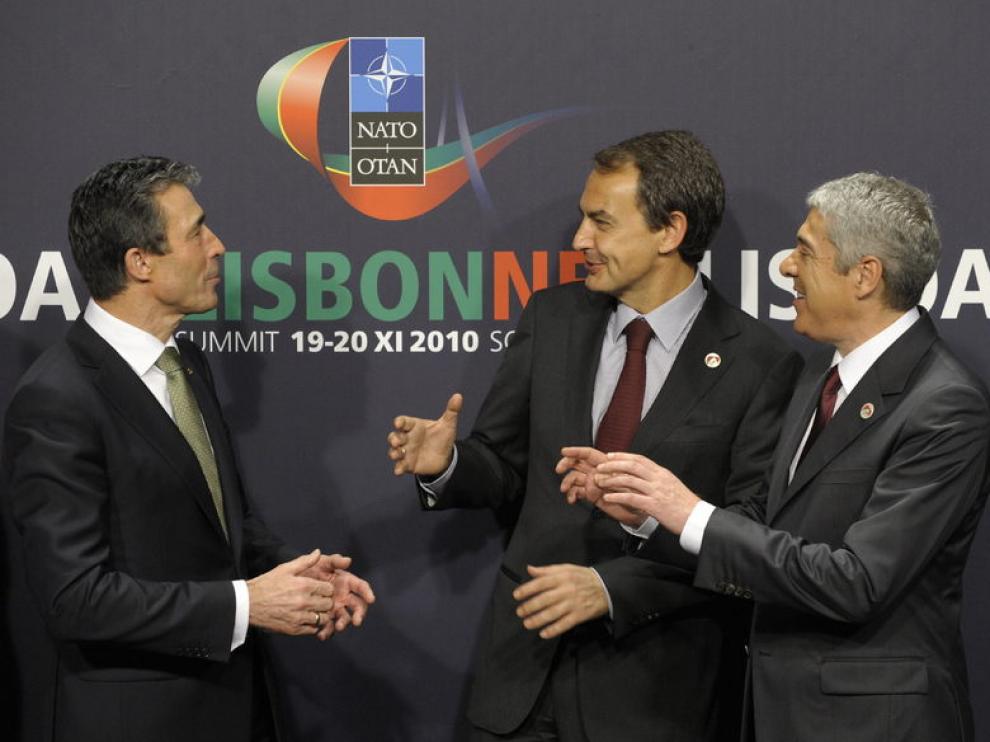 De izquierda a derecha: Rasmussen, Zapatero y Sócrates