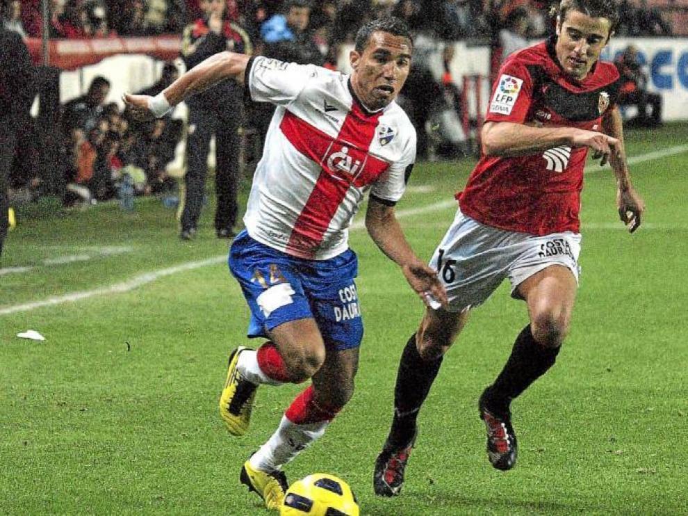 Gilvan Gomes, uno de los futbolistas más destacados del Huesca en el partido de ayer, trata de marcharse de un rival.