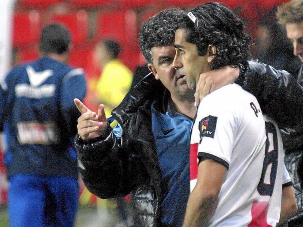 Onésimo Sánchez da instrucciones a Paco Gallardo antes de que saltase al terreno de juego en el Nou Estadi.