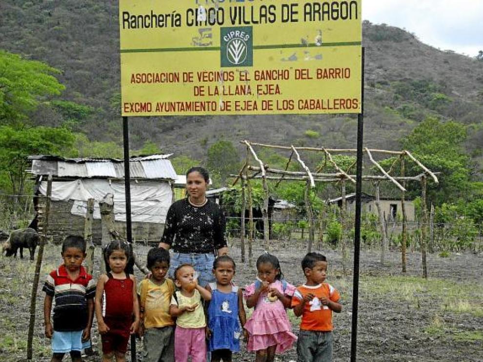 Un grupo de nicaragüenses, delante del poblado reconstruido con la ayuda de Aragón.
