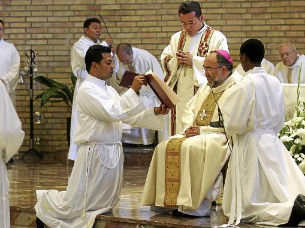Jesús Sanz, en la ordenación de un diácono el pasado junio en Huesca.