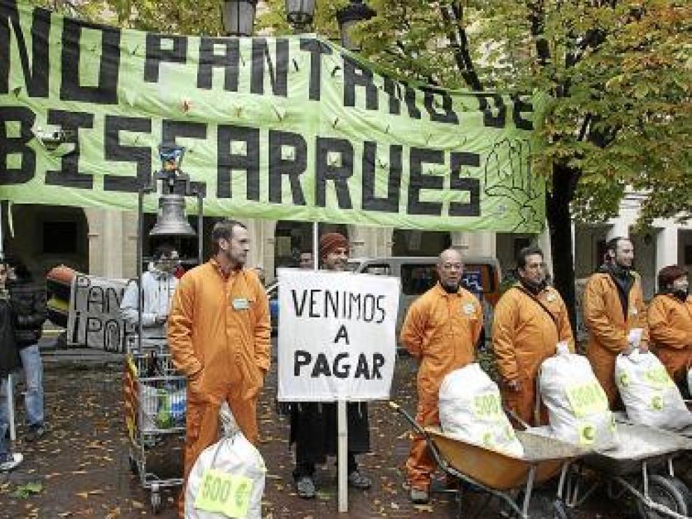 Acto simbólico del pago de multas frente a la subdelegación.