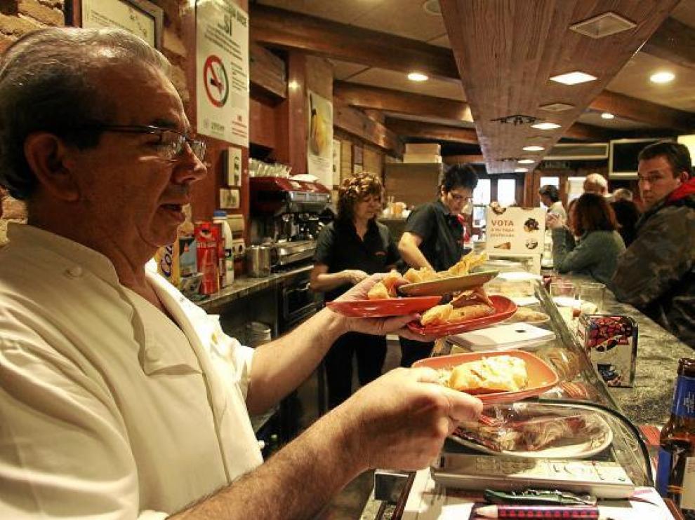 Pascual Royo, del bar Candanchú, no ha parado de servir tapas desde que empezó el concurso.