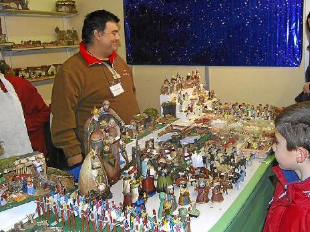 Varios niños observan un puesto en el que se puede encontrar todo lo necesario para montar el belén.