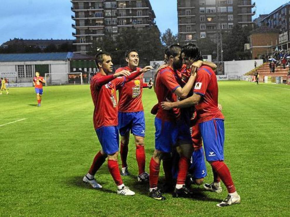 Los futbolistas del Teruel celebran un gol, en Pinilla, durante el partido ante el Denia.