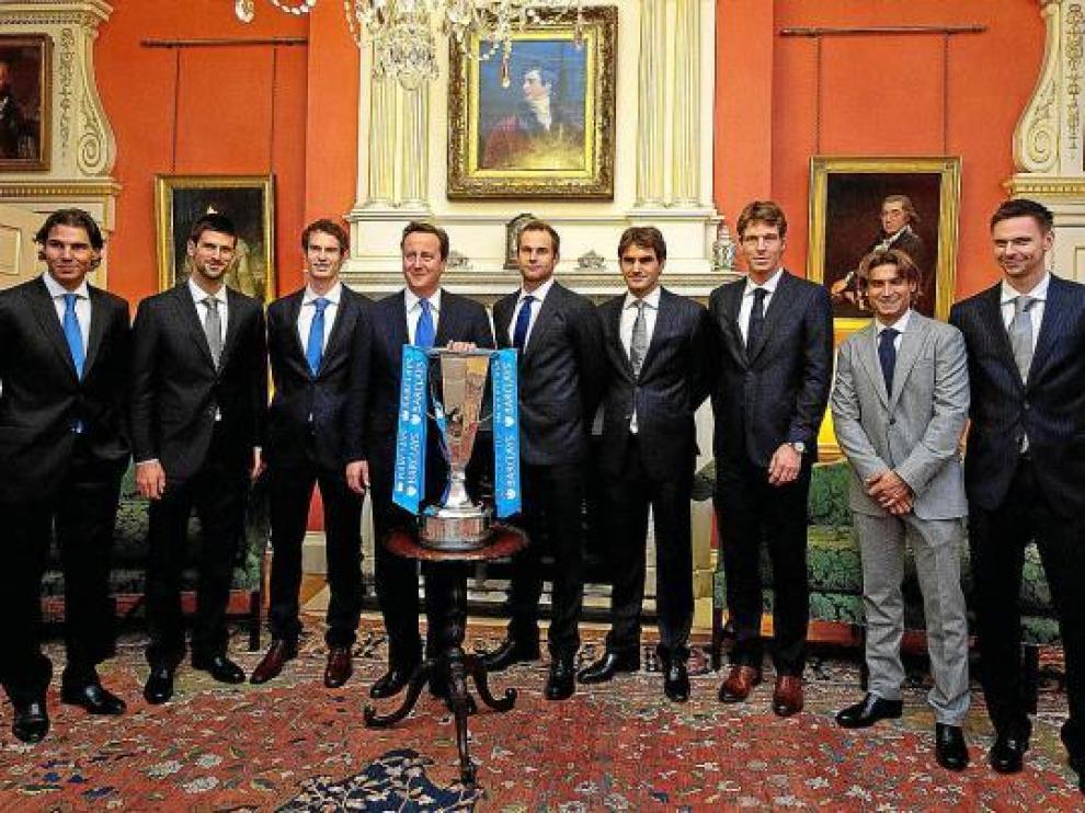 Los ocho participantes del Masters de Londres posan junto a la copa que solo uno conseguirá.
