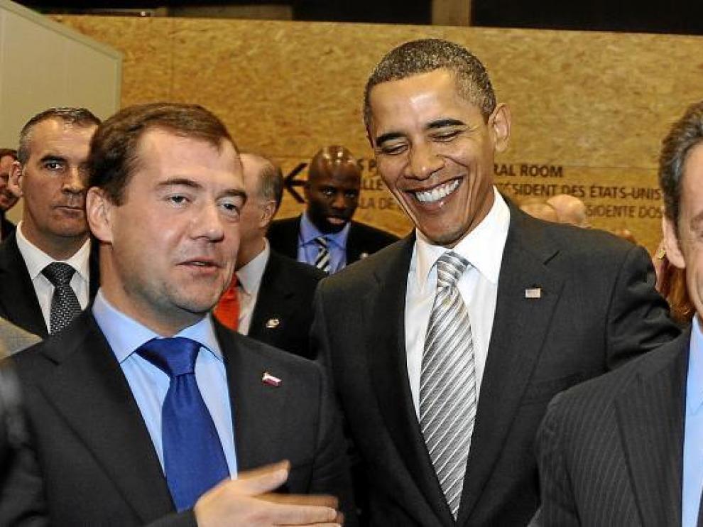 Dimitri Medvédev, Barack Obama y Nicolas Sarkozy, presidentes de Rusia, EE. UU. y Francia respectivamente, ayer en Lisboa.
