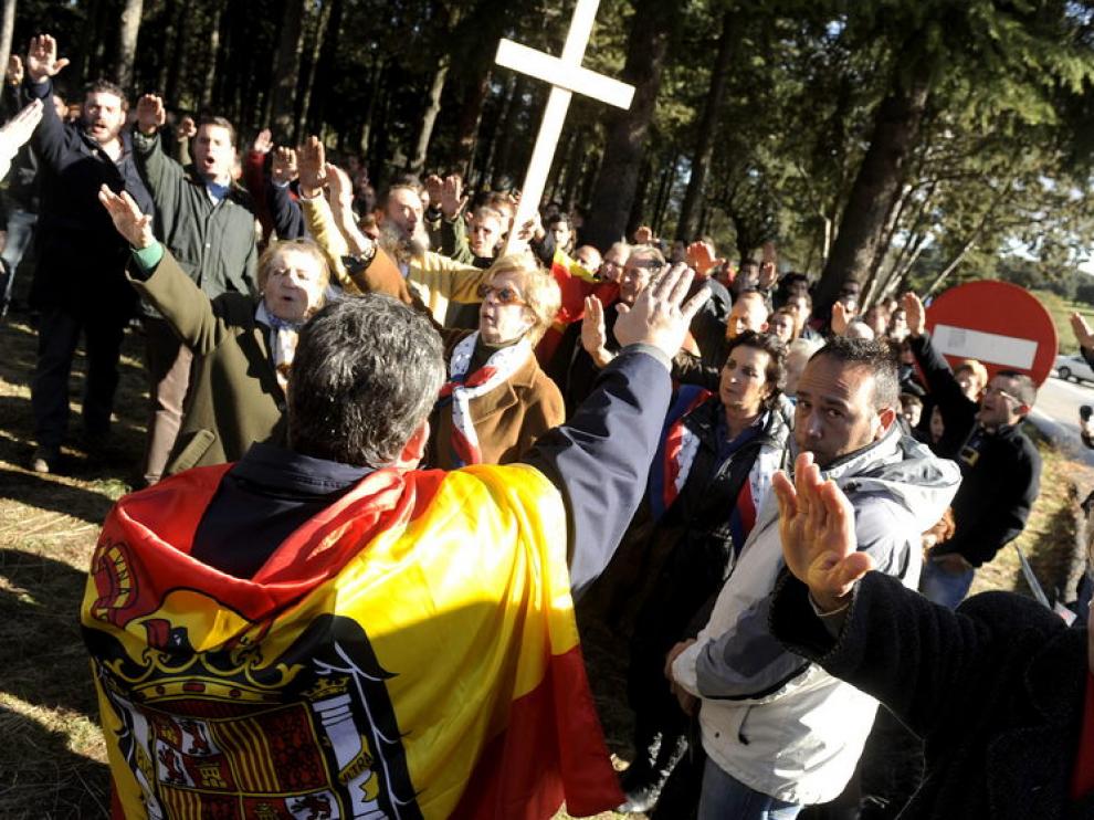 Partidarios de Franco le risnden homenaje ante el Valle de los Caídos