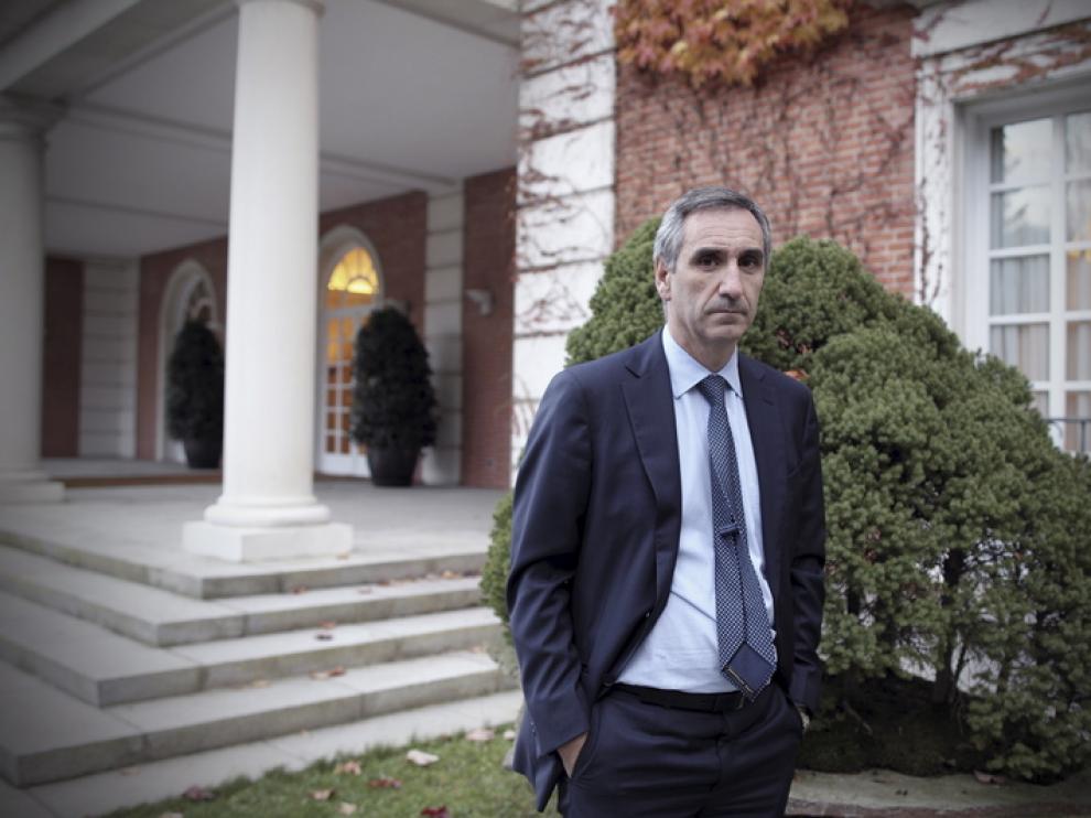 Javier Vallés, a las puertas del palacio de la Moncloa