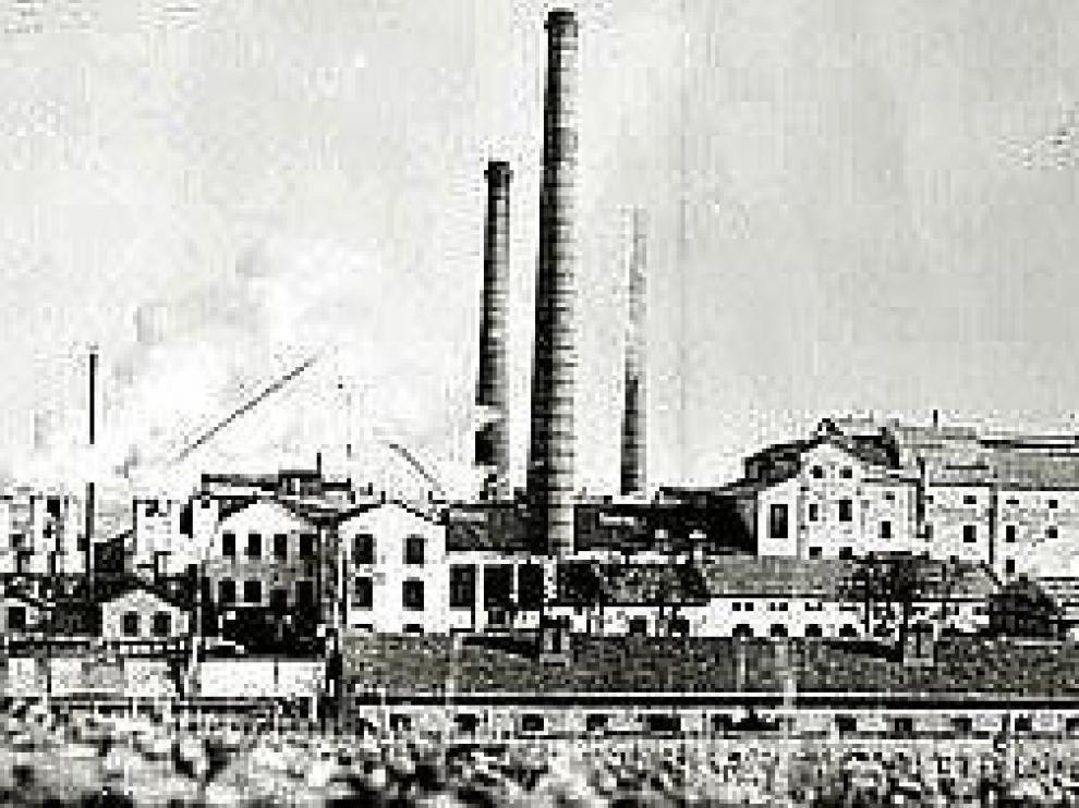 Las autoridades, en una visita a la azucarera de Alagón.