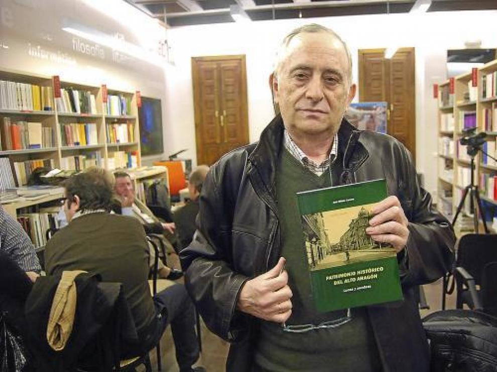 José Bibián Carrera posa con su libro 'Patrimonio histórico del Alto Aragón. Luces y sombras'.
