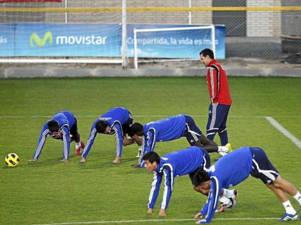 Varios futbolistas del Real Zaragoza se ejercitan ante la observación de Manuel Vidrio, el nuevo segundo entrenador.
