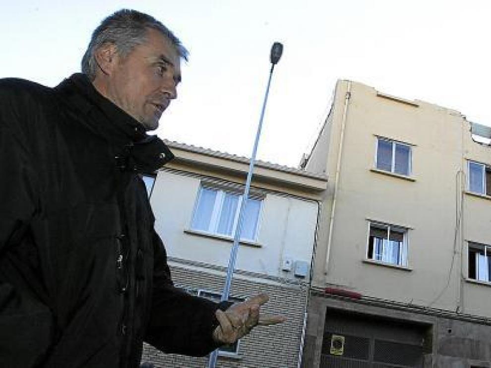 Vasile Precup, frente al edificio de Zacarías Martínez, que está a punto de reconstruirse.
