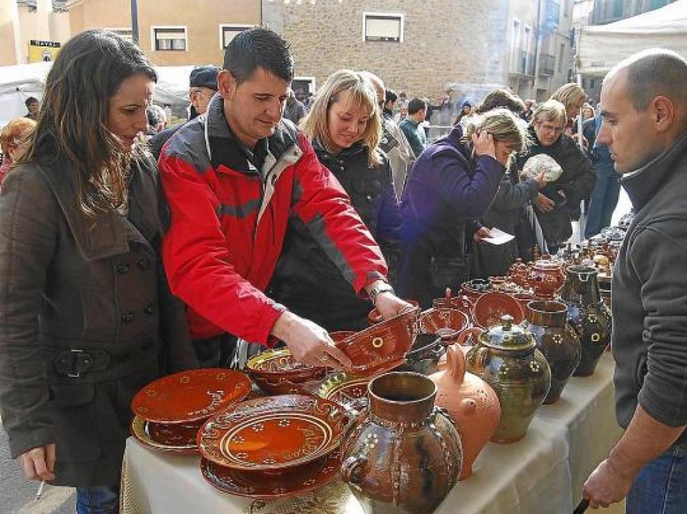 Uno de los puestos de la conocida cerámica de Naval.