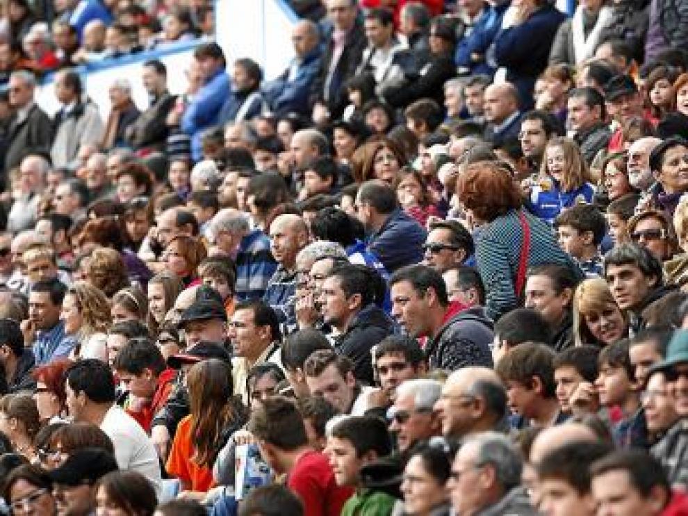 La grada de tribuna estuvo casi llena.