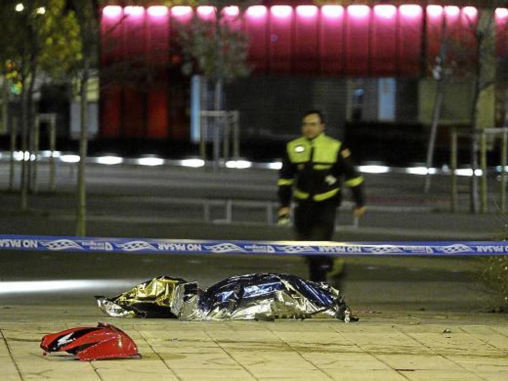 El cuerpo del fallecido quedó sobre la acera junto al puente del Tercer Milenio.