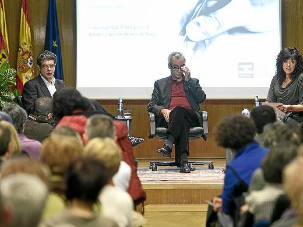 Juan Bolea, Juan José Millás y Esperanza Pamplona, ayer en la Aljafería.