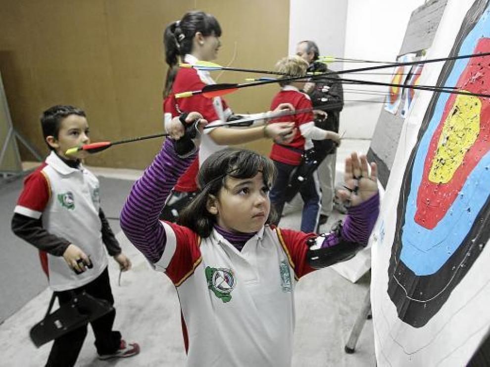 Irene Olivera, 7 años, es la alumna más joven de la escuela. Su hermano, detrás, solo tiene un año más.