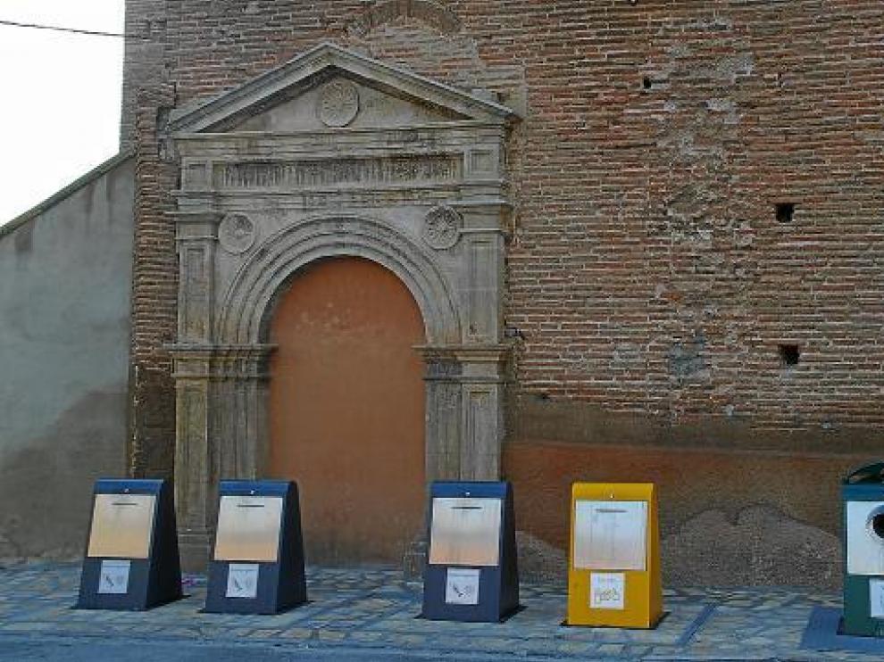 Los contenedores soterrados, en uno de los laterales del templo.