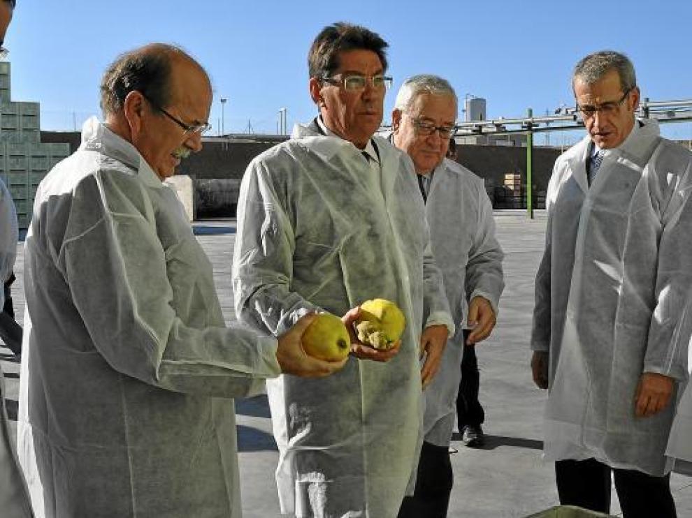 Aliaga y Biel, en el centro, durante su visita a las instalaciones de la fábrica de zumos Zucasa.
