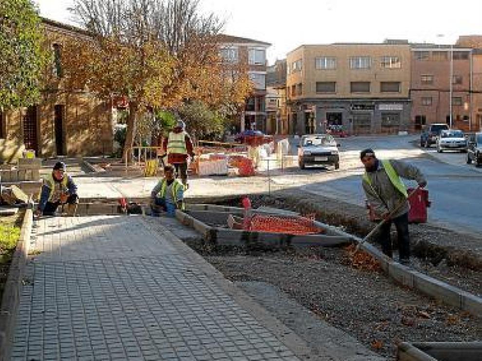 La obra llega por el cruce de las avenidas de Huesca y Fraga.