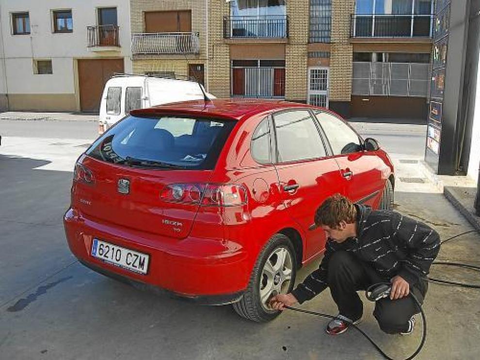 El taller de recambios Rodi, de Albalate, no daba ayer abasto para reparar los pinchazos.