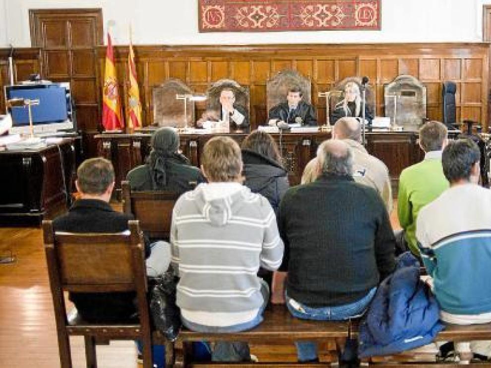 Los diez acusados, poco antes del comienzo de la vista ayer por la mañana.