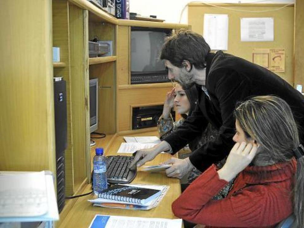 Un grupo de investigadores trabajaba ayer en la edición de uno de los documentales.