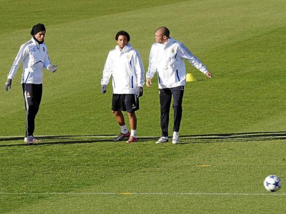 Ronaldo, Pepe y Marcelo calientan.