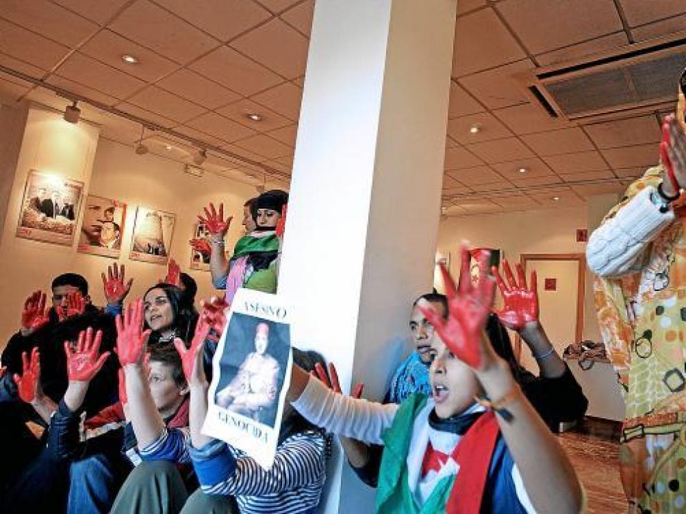 Un grupo de activistas saharauis ocuparon ayer la sede del PSOE en Valencia.