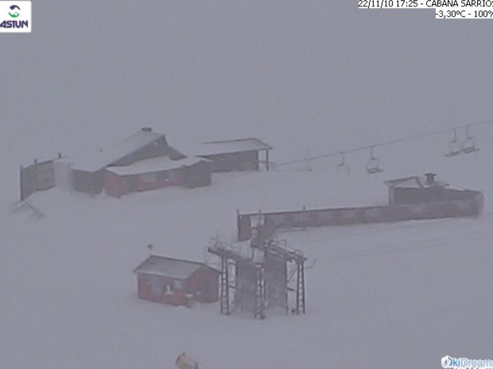 Imagen de una de las webcamas de Astún esta tarde