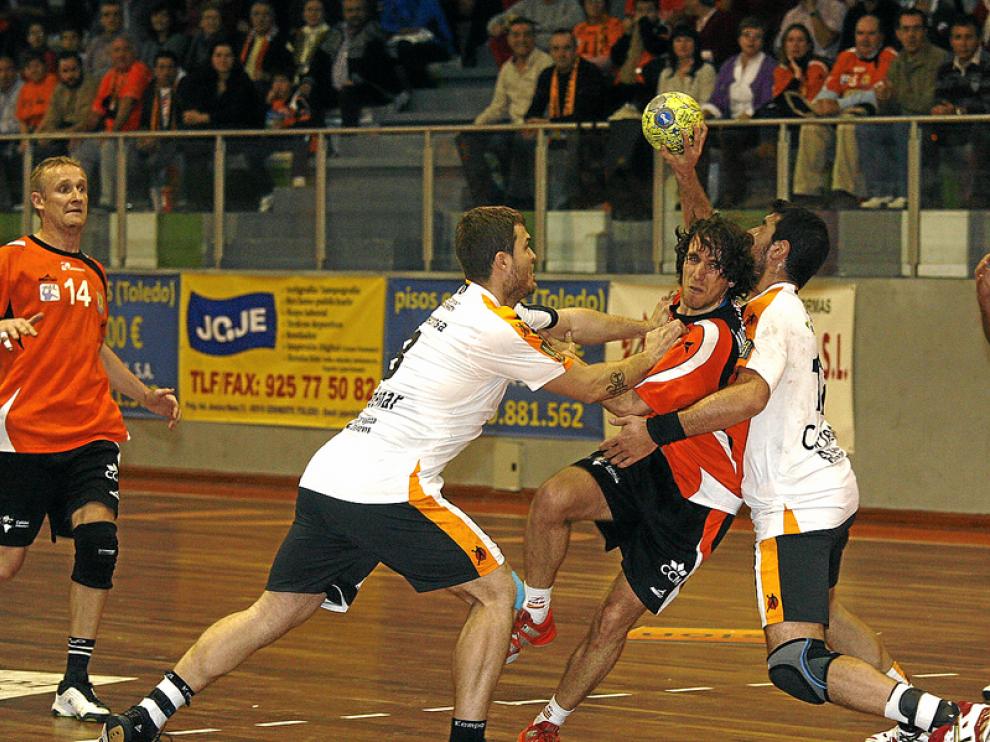 Un jugador del Toledo trata de penetrar ante la dura defensa del CAI Aragón