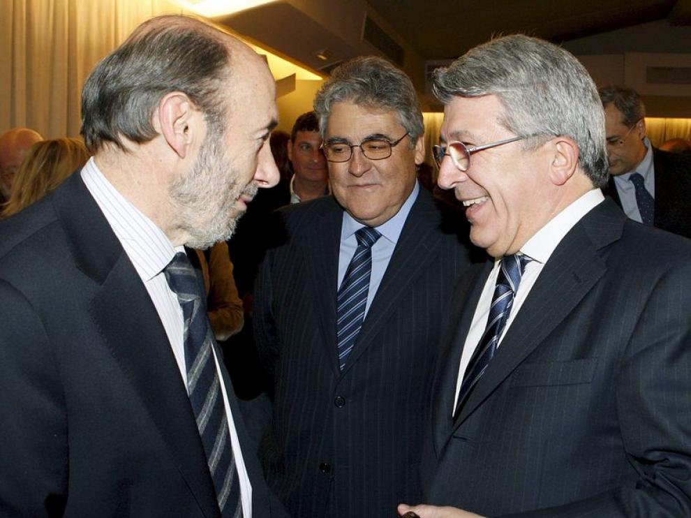 Enrique cerezo (izq), conversando con Rubalcaba