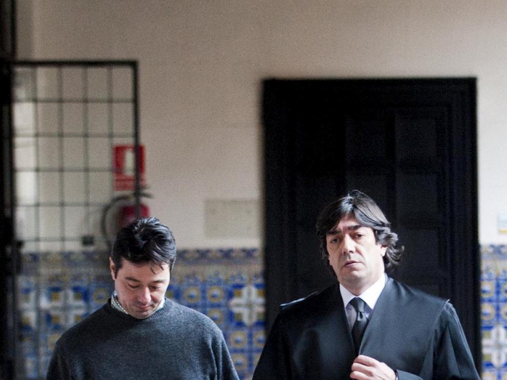 Francisco L.A., a la derecha, en la Audiencia Provincial de Zaragoza