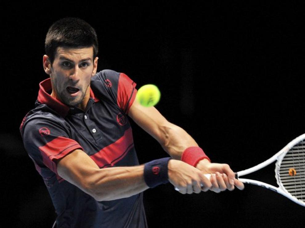 Djokovic devuelve la pelota.