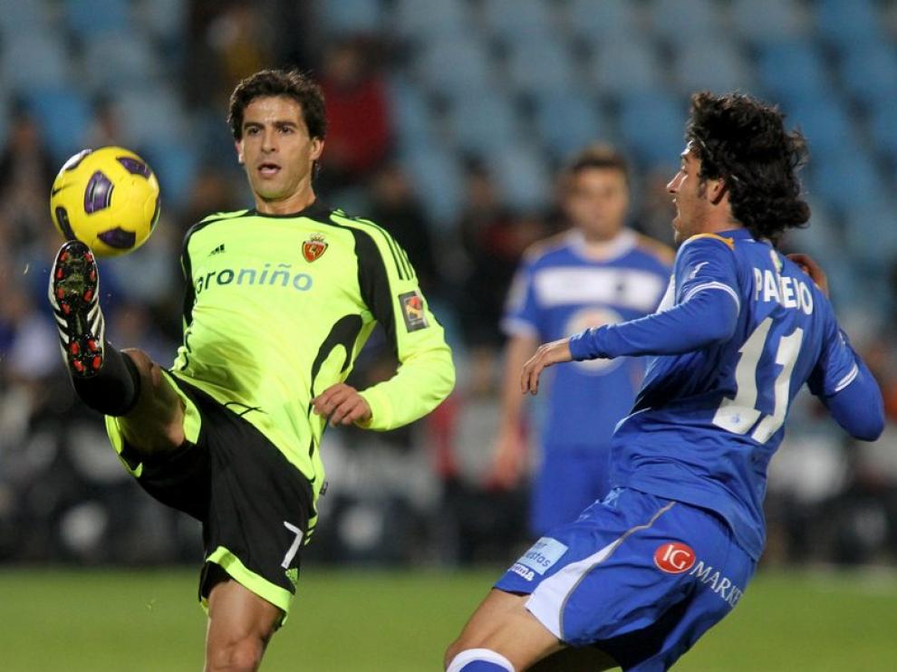 Jorge López trata de controlar un balón