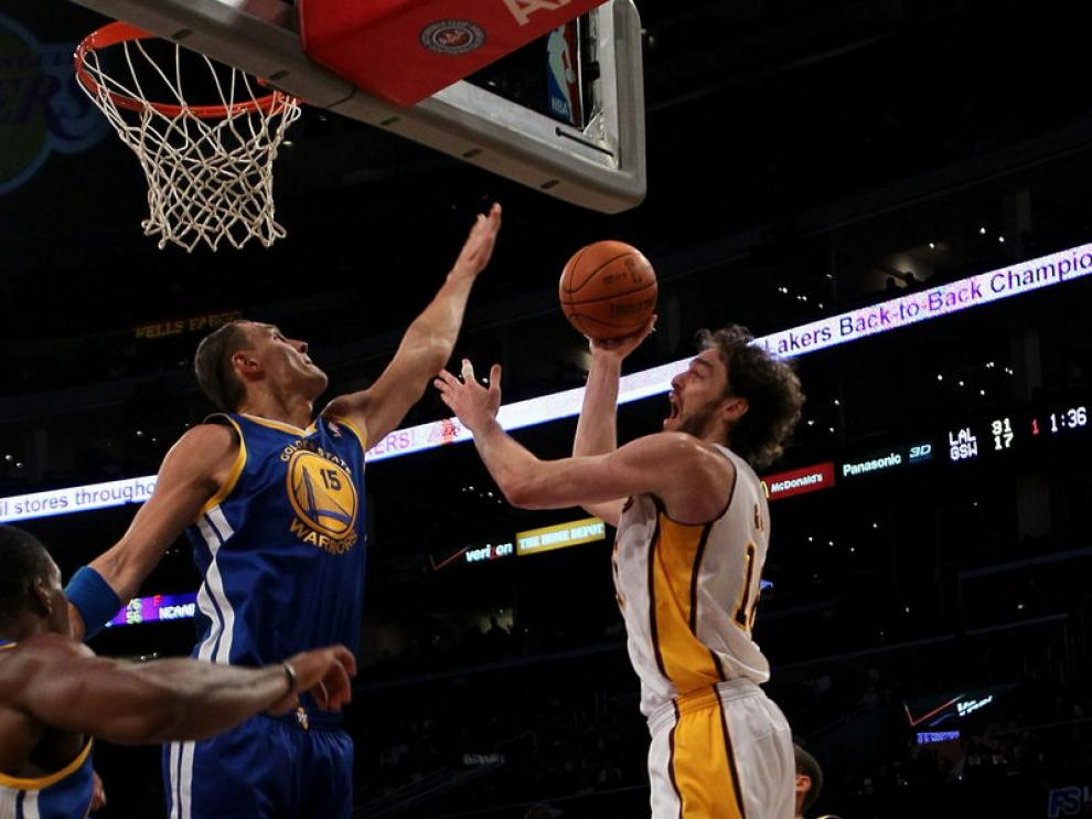 Pau Gasol entrando a canasta