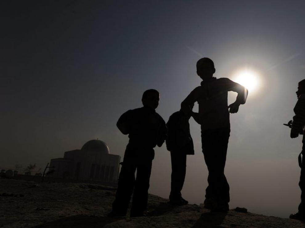 Niños afganos jugando al atardecer