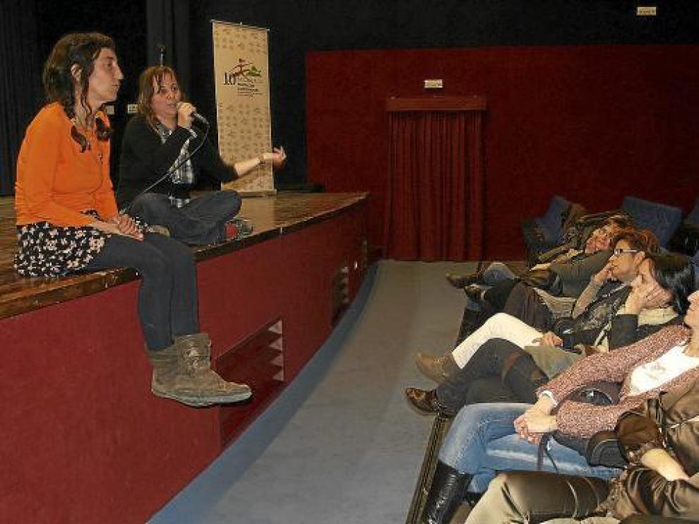 Las autoras entablaron un coloquio con las mujeres tras la lectura del cuento.
