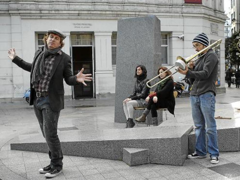 Alfonso Palomares y Javier García, con Paula Gelpi y Amparo Nogués, en un pase en la plaza Sinués.
